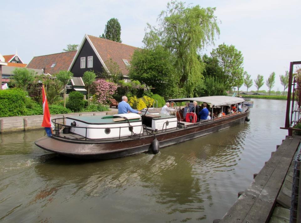 Rondvaartboot met overkapping